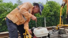 “呼叫呂師傅……”烈日下奔跑的機修工