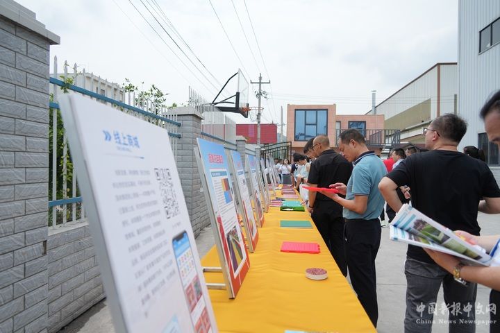 與會嘉賓參觀考察體育企業(yè)。貴州省體育局供圖