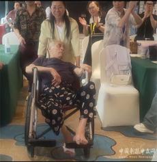 故事感天動地！重慶女子外出學習帶癱瘓父親同往