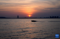 遼寧營(yíng)口：賞落日余暉