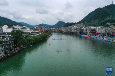 鎮(zhèn)遠(yuǎn)古城：青山綠水獨(dú)竹漂