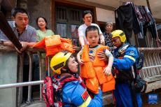 湖南平江：水位逐步下降 全力以赴搶險救災