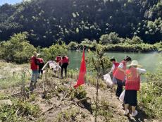 安徽休寧縣流口鎮(zhèn)：清潔母親河??守護(hù)水清岸綠