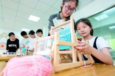 浙江湖州：暑托班孩子體驗(yàn)傳統(tǒng)織布