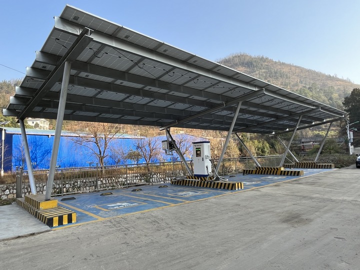 納木村建起了新能源充電樁。貴州電網(wǎng)有限責任公司電力科學(xué)研究院供圖