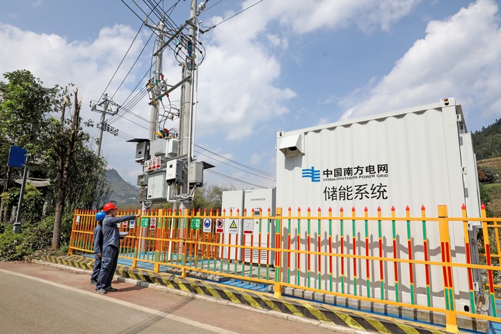納木村的儲能系統(tǒng)設(shè)備。貴州電網(wǎng)有限責任公司電力科學(xué)研究院供圖