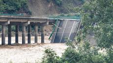 陜西商洛一大橋塌方武警緊急搜救，回應(yīng)“道路已中斷”