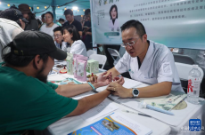 中醫(yī)藥文化夜市引游人