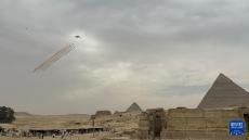 首次！中國空軍運(yùn)-20與殲-10表演機(jī)編隊(duì)飛越金字塔