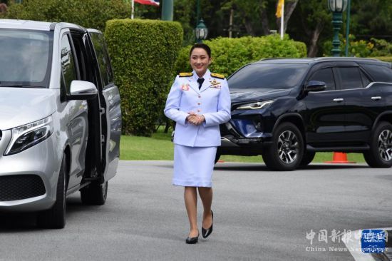 9月6日，泰國(guó)總理佩通坦·欽那瓦在位于曼谷的總理府外向媒體致意。新華社發(fā)（拉亨攝）