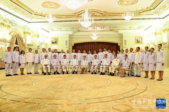 9月6日，由佩通坦·欽那瓦擔(dān)任總理的泰國(guó)新一屆內(nèi)閣在位于曼谷的總理府合影。新華社發(fā)（拉亨攝）