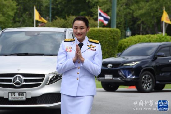 9月6日，泰國(guó)總理佩通坦·欽那瓦在位于曼谷的總理府外向媒體致意。新華社發(fā)（拉亨攝）