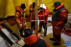 中國(guó)科學(xué)家再次在普若崗日冰原頂部海拔6100米處開(kāi)鉆冰芯