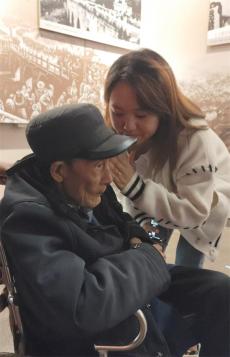 就想帶老人多看看！貴州女士陪89歲外公參觀遵義會(huì)議會(huì)址