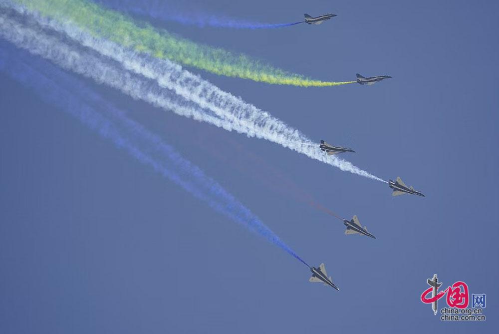 11月8日，空軍“八一”飛行表演隊(duì)在飛行訓(xùn)練中。中國網(wǎng) 楊佳攝影