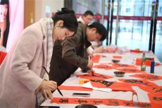 寫(xiě)春聯(lián) 剪窗花！大學(xué)生志愿者喜迎首個(gè)“非遺版”春節(jié)