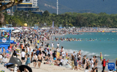 三亞：椰風(fēng)海韻熱情不減 錯(cuò)峰游持續(xù)火爆