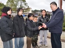 隆回縣關工委給困境家庭學子送“愛心”