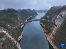 貴州甕馬鐵路烏江特大橋合龍