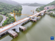 成渝中線高鐵玄天湖雙線大橋合龍