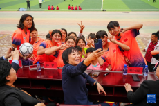 昆侖山下 足球女孩逐夢(mèng)綠茵場(chǎng)