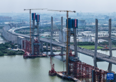 深江鐵路跨磨刀門水道主橋東主塔封頂