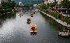 湖北宣恩：游船點亮浪漫貢水河   