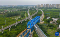 新建滬寧合高鐵千噸鋼桁梁順利跨越滬蓉鐵路