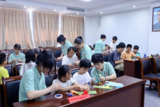 “巧手生花”：衡師志愿者與東湖村兒童共筑創(chuàng)意時(shí)光