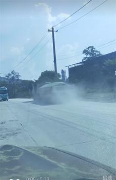 湖南婁底S236公路沿途拋撒砂石現(xiàn)象突出 何時得到整治？