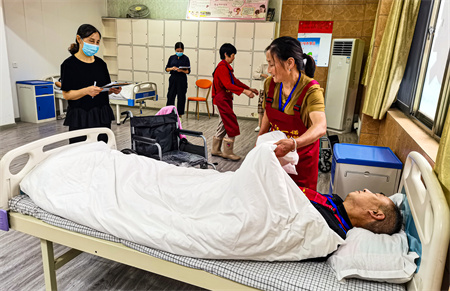 安徽廬江：居民忙“充電” 就業(yè)穩(wěn)增收