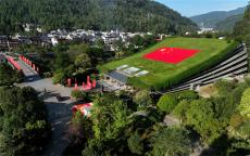 張家界黃龍洞景區(qū)：在600平米的巨幅紅旗下共慶祖國華誕