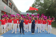 國慶中秋佳節(jié)臨，“愛心雙獻”敬老情