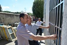 愛(ài)心企業(yè)家鄭明財(cái)情系母校為破舊窗戶換新顏