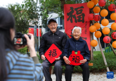 浙江湖州：志愿者助老敬老“迎重陽(yáng)”