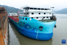 萬噸級純電動散貨船在湖北宜昌下水舾裝