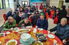 安徽廬江：敬老孝親飯 愛心暖重陽