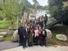 衡陽市華新實驗中學(xué)： 九九重陽登高處，雨母山間敘師情